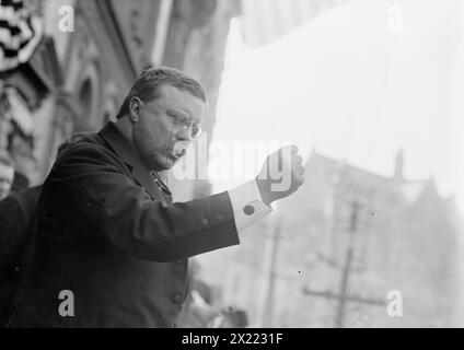 T. Roosevelt parlando, gesticolando con pugno, fuori, Yonkers, NY, 1910. Foto Stock