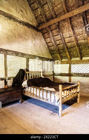 Camera da letto nel Poplar Cottage del 17° secolo, Weald & Downland Living Museum, West Sussex, Inghilterra Foto Stock