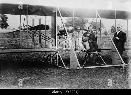 J.J. Cole; Bob Fowler; &amp; W.F. Grundy, 1911. Mostra Joseph Jarret Cole (Cole Motor Car Company) e Robert Grant "Bob"Fowler che sono seduti in un Wright Model B Flyer chiamato "Cole Flyer", in preparazione per l'Hearst Transcontinental Flight Derby, Dayton, Ohio. Foto Stock