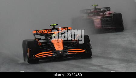 Shanghai, Cina. 19 aprile 2024. Il pilota inglese della McLaren Lando Norris gareggia durante le qualificazioni Sprint del Gran Premio di Formula 1 cinese al circuito Internazionale di Shanghai, Cina, il 19 aprile 2024. Crediti: Xia Yifang/Xinhua/Alamy Live News Foto Stock