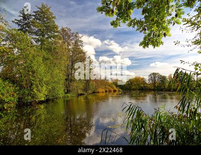 Ex laghi da cava sul meno vicino a Grafenrheinfeld, distretto di Schweinfurt, bassa Franconia, Franconia, Baviera, Germania Foto Stock