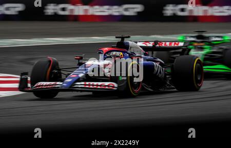 Shanghai, Cina. 19 aprile 2024. Il pilota australiano Daniel Ricciardo di RB gareggia durante le qualificazioni Sprint del Gran Premio di Formula 1 cinese al circuito Internazionale di Shanghai, Cina, il 19 aprile 2024. Crediti: Xia Yifang/Xinhua/Alamy Live News Foto Stock