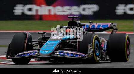 Shanghai, Cina. 19 aprile 2024. Il pilota francese di Alpine Esteban Ocon gareggia durante le qualificazioni Sprint del Gran Premio di Formula 1 cinese al circuito Internazionale di Shanghai, Cina, il 19 aprile 2024. Crediti: Xia Yifang/Xinhua/Alamy Live News Foto Stock