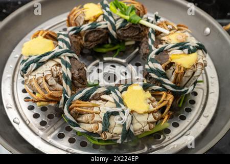 granchi su una griglia per la cottura a vapore Foto Stock