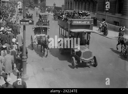 5th Ave. N.Y.C., tra c1910 e c1915. Foto Stock