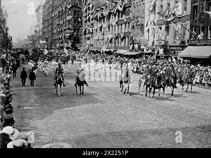 G.A.R. Parade, Rochester, tra c1910 e c1915. Mostra i veterani della Grand Army of the Republic in una parata, Rochester, New York. Foto Stock