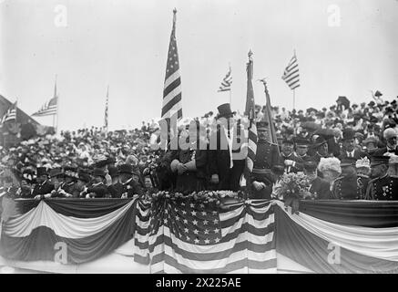 J.S. Sherman, Gov. Fort e Com'r van Sant recensiscono G.A.R. Parade- Atlantic City, 1910. La grande Armata della Repubblica (G.A.R.) fu una significativa organizzazione fraterna formata dopo la guerra di secessione americana. Ha fornito uno spazio per i veterani dell'Unione congedati con onore per socializzare, condividere esperienze e lavorare per raggiungere obiettivi comuni. Foto Stock