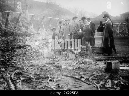 New York, NL &amp; Philadelphia, NL i giocatori vedono danni da incendio, Polo Grounds, 1911. Foto Stock