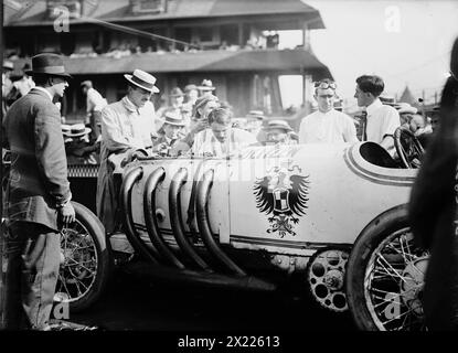 Burman &amp; il suo "Benz", tra c1910 e c1915. Mostra il pilota di auto da corsa Bob Burman e la sua "Blitzen Benz". Foto Stock