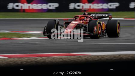 Shanghai, Cina. 19 aprile 2024. Il pilota Ferrari Charles Leclerc di Monaco gareggia durante le qualificazioni Sprint del Gran Premio di Formula 1 cinese al circuito Internazionale di Shanghai, Cina, il 19 aprile 2024. Crediti: Xia Yifang/Xinhua/Alamy Live News Foto Stock