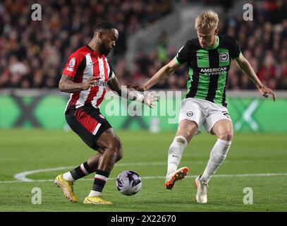 Ivan Toney di Brentford combatte contro Jan Paul van Hecke di Brighton e Hove Albion. - Brentford contro Brighton & Hove Albion, Premier League, GTECH Community Stadium, Londra, Regno Unito - 3 aprile 2024. Solo per uso editoriale - si applicano restrizioni DataCo. Foto Stock