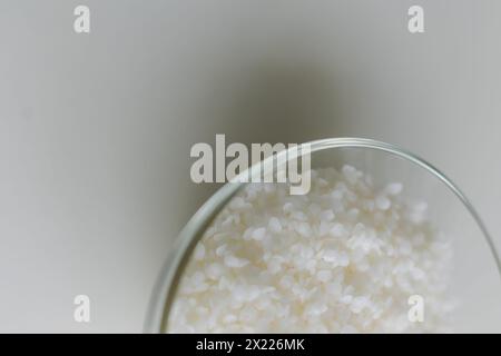 primo piano di cera di candela in granuli su sfondo chiaro. Foto di alta qualità Foto Stock