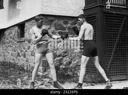 Wells &amp; Coffey, 1912. Mostra il pugile inglese Bombardier Billy (William Thomas) Wells (1889-1967) che gioca con Jim Coffey, The Roscommon Giant (1891-1959), a Rye, New York, per prepararsi ad un combattimento con al Panzer. Foto Stock