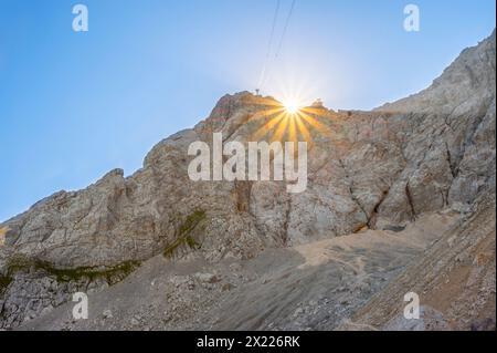 Alba presso lo Zugspitze vista dalla Wiener-Neustadt Hütte, Tirolo, Austria Foto Stock