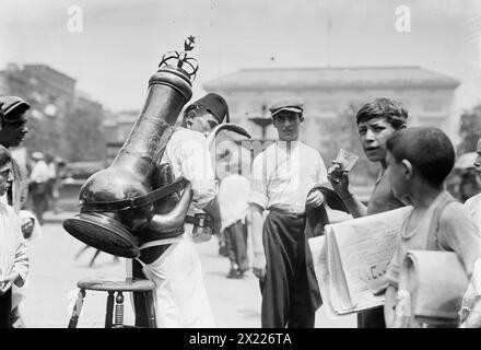 Vendere bevande fresche nel quartiere siriano, tra il c1910 e il c1915. Foto Stock