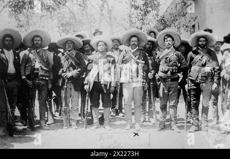 Villa &amp; staff, Messico, tra c1910 e c1915. Mostra Francisco "Pancho" Villa (alla "X"), Calixto Contreras (4° da sinistra) e Fidel Avila (3° da destra), Hacienda de Bustillos, Chihuahua (1911). Foto Stock