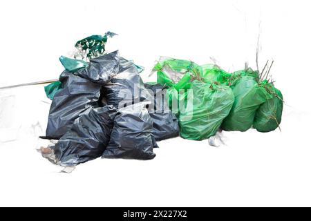 Pile isolate di sacchetti per rifiuti nei colori verde e nero. Perfetto per la gestione dei rifiuti, l'igienizzazione e la grafica ambientale Foto Stock