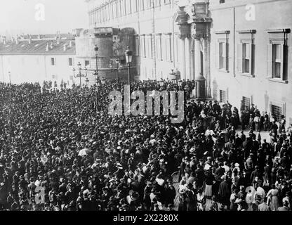 Folla che tifa davanti a Quirinal dopo l'attentato alla vita del re d'Italia, tra il 1910 e il 1915. Foto Stock