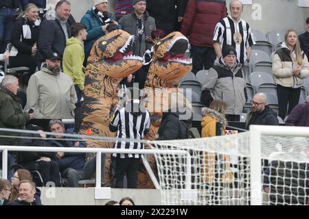 Tifosi di Newcastle vestiti da T Rex per prendere in giro Jordan Pickford di Everton - Newcastle United contro Everton, Premier League, St James' Park, Newcastle upon Tyne, Regno Unito - 2 aprile 2024 solo uso editoriale - si applicano restrizioni DataCo Foto Stock