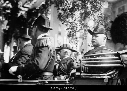 ADM. Osterhaus presso il municipio, 1912. Mostra il retroammiraglio della Marina degli Stati Uniti Hugo Osterhaus (1851-1927), al municipio di New York durante una mobilitazione navale. Foto Stock