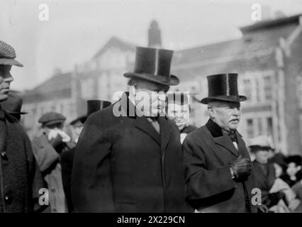 Taft, 1912 anni. Mostra il presidente William H. Taft e il presidente del City College Dr. John H. Finley fuori dal City College, New York City, dove si è tenuto un ricevimento per onorare il dottor Alexis Carrel per il suo premio Nobel per la medicina. Foto Stock