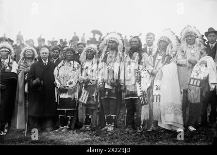 Rodman Wanamaker and Indian Chiefs, 1913. Mostra i capi dei nativi americani con Rodman Wanamaker (1863-1928) alla cerimonia inaugurale del National American Indian Memorial (che non è mai stato costruito), Fort Wadsworth, Staten Island, New York. (Da sinistra a destra) Cheyenne capo gamba di legno, Cheyenne capo due lune, Rodman Wanamaker, Crow capo Plenty colpi di stato, Crow capo Medicine Crow, Crow Indian White Man lo gestisce e Oglala Sioux capo Jack Red Cloud (1862-1928). Foto Stock