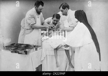 Arterie leganti di gemelli indoo dopo l'operazione, 1902. Mostra il dottor Eugene-Louis Doyen che esegue un intervento chirurgico per separare i gemelli radica e Doodica nel 1902. Foto Stock