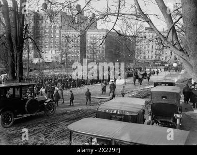 Reid Funeral, 1913 anni. Mostra le auto e la folla riunite fuori dalla Cattedrale di St John the Divine a New York per il funerale di Whitelaw Reid, ambasciatore americano in Gran Bretagna. Foto Stock