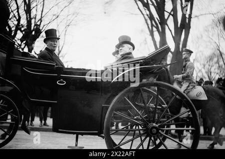 L'oratore Clark e il Vice Pres non Marshall, 1913 anni. Mostra James Beauchamp Clark, "Champ Clark" (1850-1921), presidente della camera (a destra), e il vicepresidente Thomas R. Marshall (seduto accanto a Clark) durante l'inaugurazione del presidente Woodrow Wilson. Foto Stock