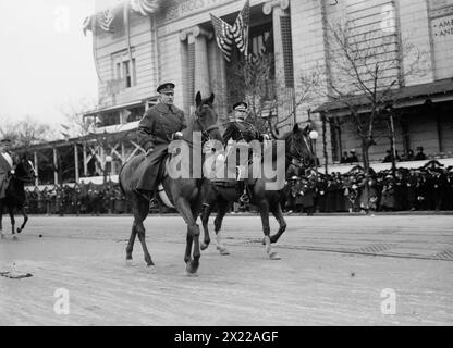 Generale Leonard Wood, 1913. Mostra il generale Leonard Wood, capo di stato maggiore dell'esercito, a cavallo, davanti a uno stand di revisione presso la Riggs National Bank durante la prima inaugurazione del presidente Woodrow Wilson a Washington, D.C. Foto Stock