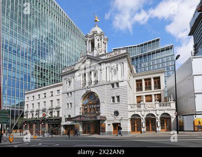 Il Victoria Palace Theater, Londra, Regno Unito, circondato da un nuovo sviluppo commerciale. Mostra i cartelli per il musical di successo Hamilton, Foto Stock