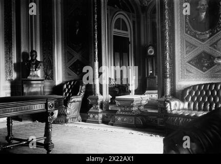 Sala del Presidente al Campidoglio, tra c1910 e c1915. Ritratto di Samuel Osgood, quarto direttore generale delle poste degli Stati Uniti, sul muro. - William McKinley. Foto Stock