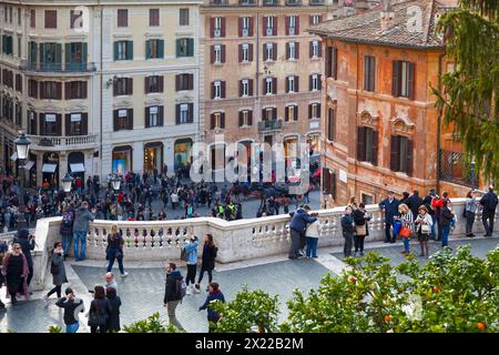 Roma, Italia - 17 marzo 2018: Piazza di Spagna, in fondo alla scalinata di Piazza di Spagna, è una delle piazze più famose di Roma. Foto Stock