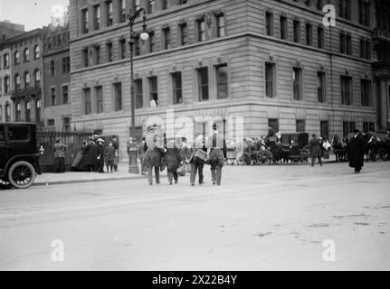 Morgan Funeral - fotografi di giornali arrestati a Stuyvesant Sq., 1913. Mostra il funerale del finanziere John Pierpont Morgan (1837-1913) che ha avuto luogo il 14 aprile 1913 a New York. Foto Stock