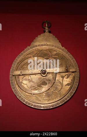 Cracovia. Cracovia. Polonia. Antico astrolabio (astrolabio) del re georgiano Vakhtang vi fatto in Persia 1712-1719. Oggetto in rame con alfa georgiana Foto Stock