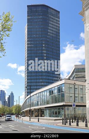 Millbank Tower, la famosa torre per uffici alta 119 metri sulla riva nord del Tamigi, Londra. Costruita nel 1963 come Vickers House. Foto Stock
