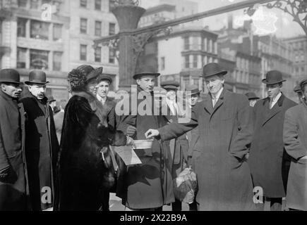 Washington Hikers Collecting, 1913. Mostra gli escursionisti a suffragio che hanno preso parte all'escursione a suffragio da New York a Washington, D.C. che si è unita alla parata della National American Woman Suffrage Association del 3 marzo 1913. Foto Stock