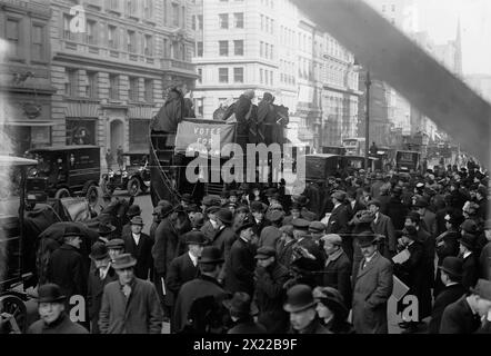 Washington, escursionisti del suffragio, 1913. Mostra i suffragisti in autobus a New York, parte dell'escursione del suffragio a Washington, D.C. che si è unita alla parata della National American Woman Suffrage Association del 3 marzo 1913. Foto Stock