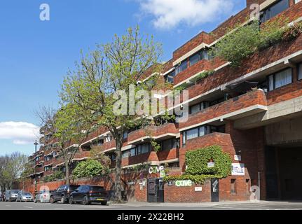 Il Lillington Gardens Estate, un pluripremiato sistema di alloggi pubblici costruito negli anni '1960/70 Altitudine di Tachbrook Street. Darbourne & Dark Architects. Foto Stock