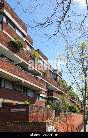 Il Lillington Gardens Estate, un pluripremiato sistema di alloggi pubblici costruito negli anni '1960/70 Altitudine di Tachbrook Street. Darbourne & Dark Architects. Foto Stock