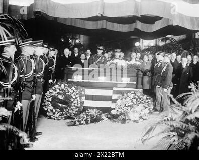 Vice Pres non Sherman giace nello stato, 1912 anni. Mostra il funerale il 2 novembre 1912 per James Schoolcraft Sherman (1855-1912), vice presidente sotto William Howard Taft, Utica, New York. Foto Stock