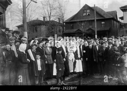 Scioperi ad Auburn - 13 aprile 1913. Mostra gli scioperanti coinvolti nello sciopero relativo allo smantellamento del mulino a spago della International Harvester Company, Auburn, New York. Foto Stock