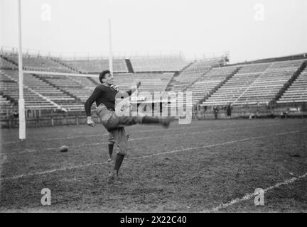 Otis Love Guernsey, giocatore di calcio e giocatore di "squash tennis" presso la Yale University, 1915. Foto Stock