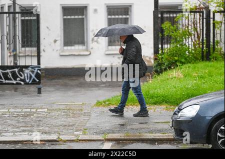 19.04.2024 Im foto: Eine person geht mit einem Regenschirm auf einem Fußgängerweg entlang und schützt sich vor Regen Leipzig Sachsen Deutschland *** 19 04 2024 nella foto Una persona cammina lungo un sentiero pedonale con un ombrello e si protegge dalla pioggia Lipsia Sassonia Germania Copyright: XEHLxMediax 240419 regen-leipzig 12 Foto Stock