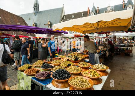 Mercato di fronte al Hôtel-Dieu, ex ospedale fondato nel 1443, Beaune, Côte-d&#39;o dipartimento, Bourgogne-Franca Contea, Borgogna, Francia Foto Stock