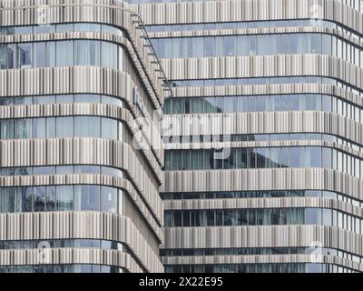 Un edificio per uffici molto alto a Malmo, Svezia, si erge in modo prominente con una moltitudine di finestre che riflettono il cielo. L'architettura è moderna ed elegante, Foto Stock