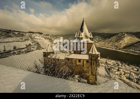 Atmosfera invernale a Bacharach, al castello di Stahleck, ai vigneti e alla valle del Reno alla luce del mattino, alla valle del medio Reno superiore, alla Renania-Palatinato, alla Foto Stock