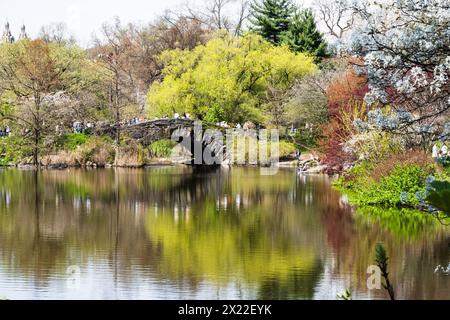 Il ponte di Gapstow e il laghetto sono un'attrazione turistica durante la stagione primaverile, 2024, New York City, Central Park, Stati Uniti Foto Stock