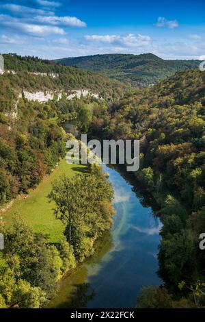 Fiume con gola e foresta autunnale, valle del Loue, Lizine, vicino a Besanza, dipartimento di Doubs, Bourgogne-Franca Contea, Giura, Francia Foto Stock