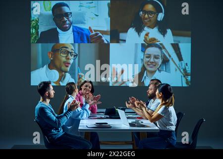 I colleghi che hanno una riunione aziendale, si connettono tramite videoconferenza dalla sala riunioni dell'ufficio, discutendo questioni importanti e prendendo decisioni. Foto Stock